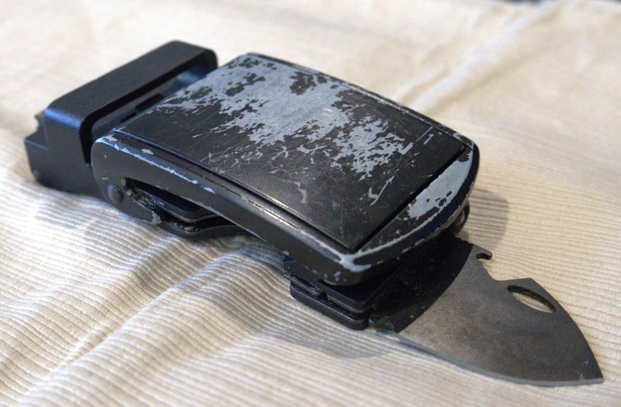 Una hebilla de cinturón que oculta una hoja de cuchillo. Este tipo de armas disfrazadas están estrictamente prohibidas y son confiscadas por agentes de seguridad.
