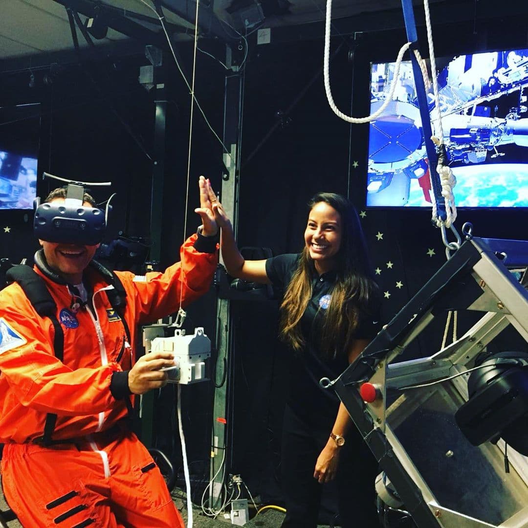 Otra de sus aventuras más recientes fue cuando visitó NASA Johnson Space Center: “Estoy como niño chiquito viendo el cohete que la NASA llevará en su misión Orion a la luna y de ahí a Marte. Difícil ver el tamaño en fotos pero ¡es gigante! Y afuera está uno de los últimos transbordadores especiales más antiguos que iban montados sobre un jet. ¡Lo mejor fue encontrar tantos hispanos trabajando aquí!”.
