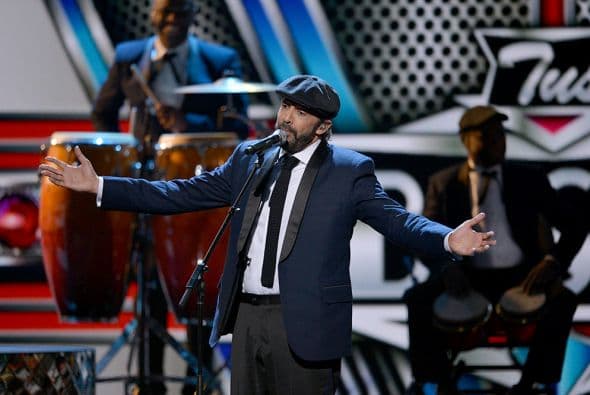 Llegó el turno a Juan Luis Guerra de deleitarnos con el tema 'Tus besos'.