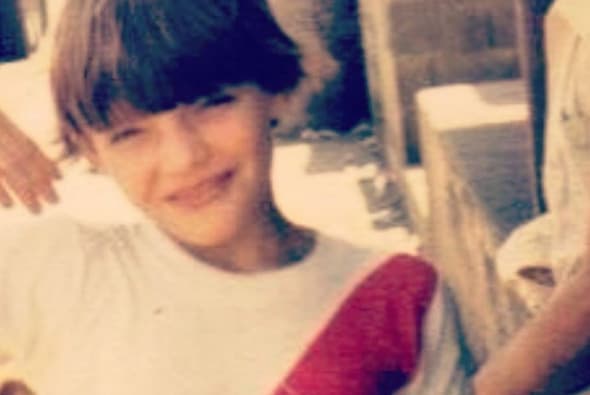 Julián Gil nació en Buenos Aires, Argentina el 13 de junio de 1973. Cuando era un niño también vivió en Venezuela pero gran parte de su vida en Puerto Rico.