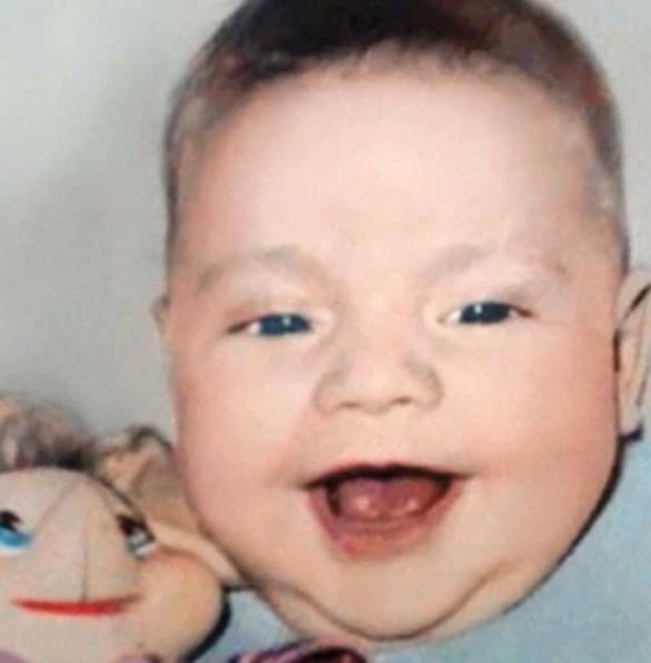 Las hermanas de Julián Gil también han publicado fotos de infancia del actor, señalando el parecido con su sobrino.