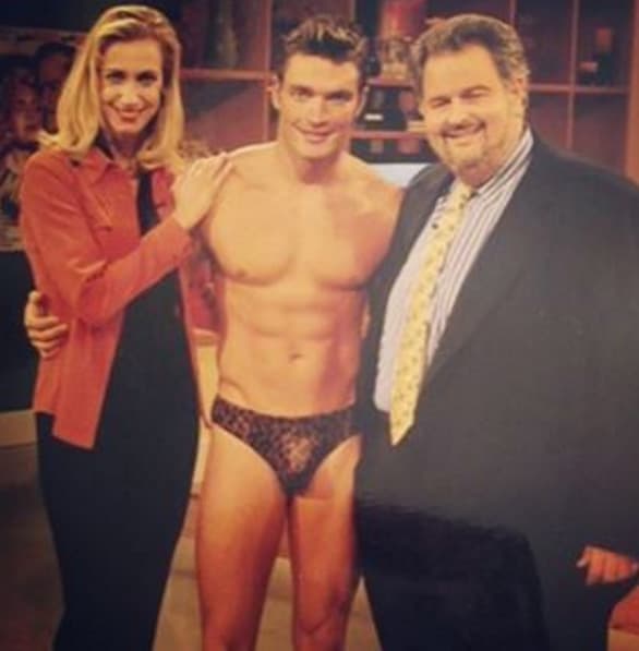 Julián siempre ha provocado suspiros con el cuerpazo que tiene, basta con ver esta foto del ayer que compartió con sus seguidores. "Me la mandaron y no podía esperar al jueves hahaha Mi primera visita al @elgordoylaflaca Hace más de 15 años o 20 ya ni se Me obligaron a pasear en esa trusa por todo @univision culpa de @liliestefan y @rauldemolina Ahhahah los quiero" comentó.