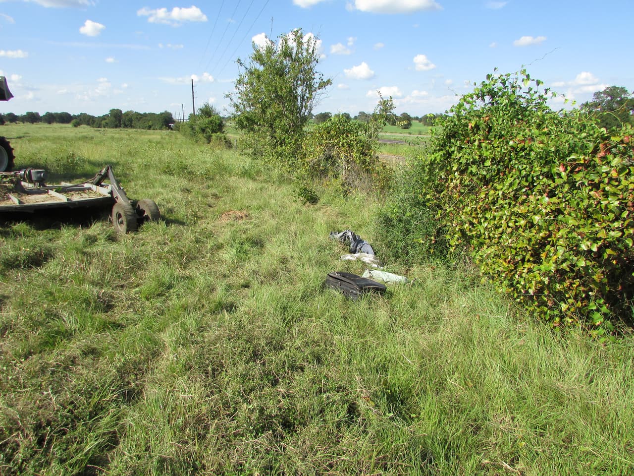 Los restos de una niña, de entre 3 y 5 años, aparecieron dentro de una maleta negra en un pastizal del condado Madison en Texas.