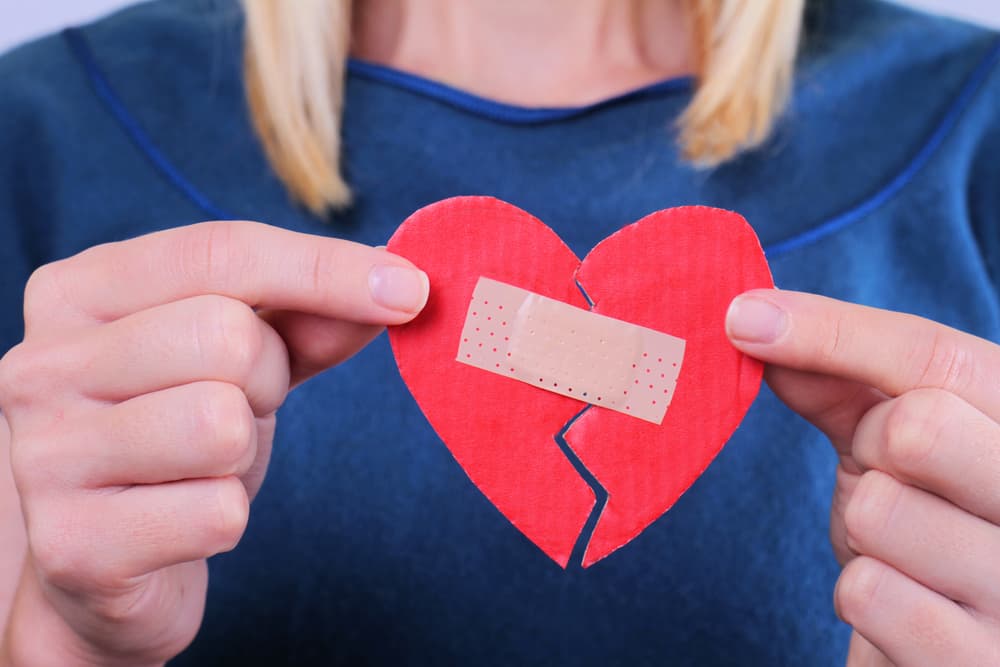 Además de batallar con la pena y angustia y tratar de remendar nuestro corazoncito roto, lo mejor es aprender a dejar atrás la pérdida para no provocarnos un mayor daño emocional y cerrarnos otras puertas en el amor. Por eso, queremos ayudarte con un pequeño ritual esotérico para olvidar un amor.