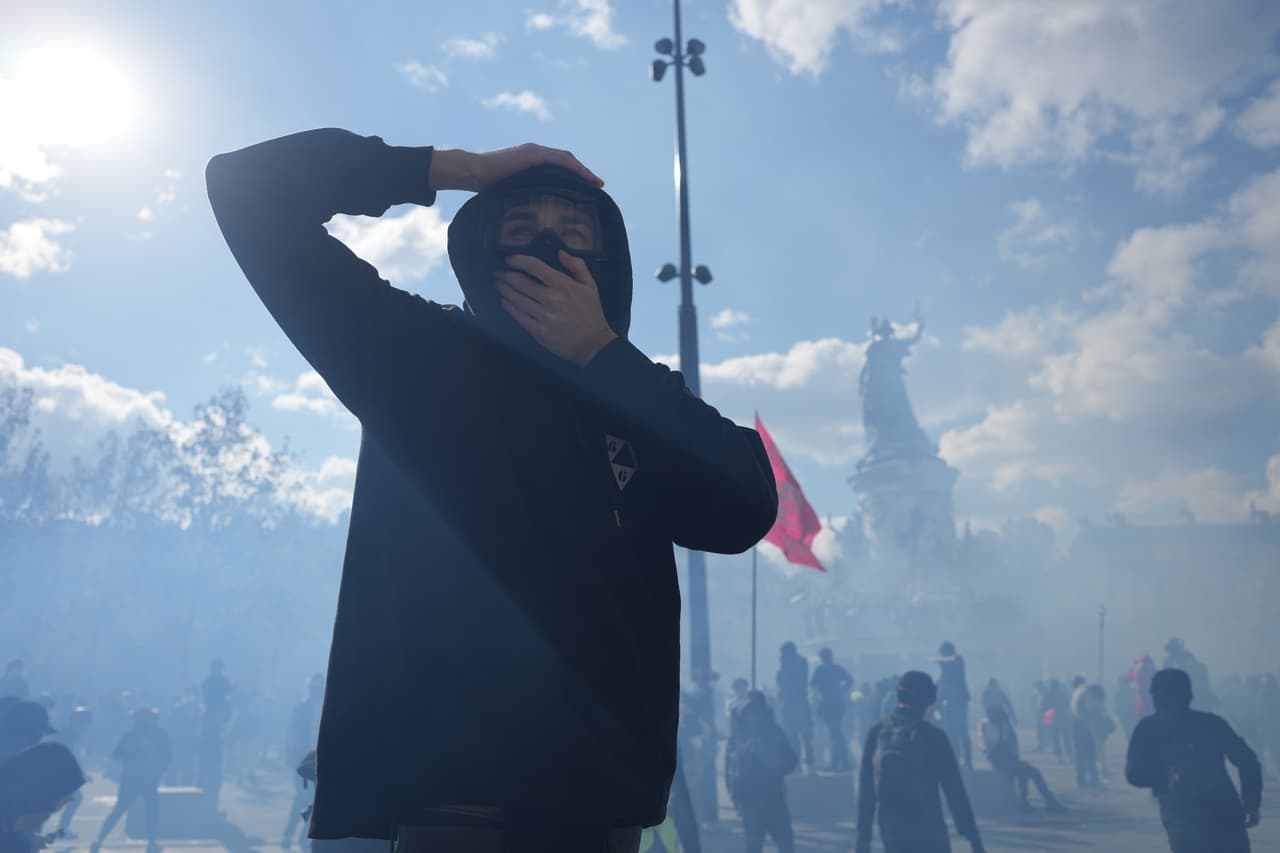 Un manifestante se enfrenta a la policía durante una protesta contra el aumento del costo de vida, sumándose a las quejas de los estudiantes, en París, el sábado 17 de octubre de 2026.