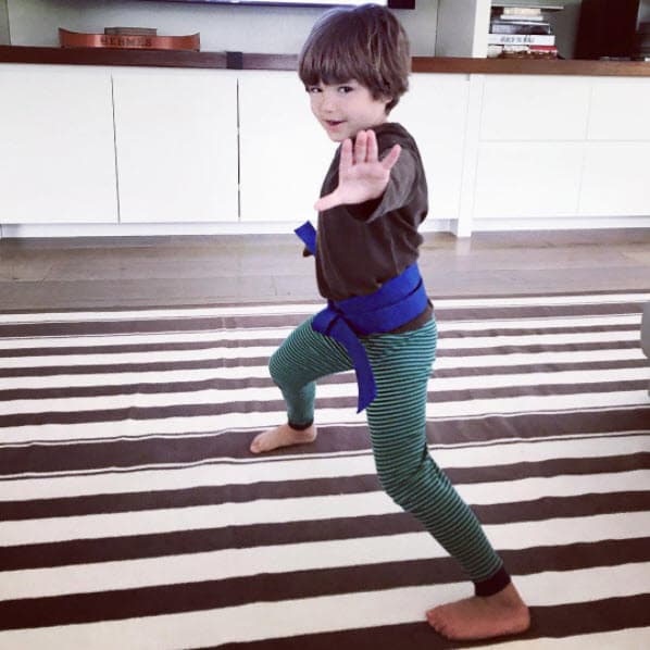 Mientras que su hijo posa con movimientos de karate, dignos de un superhéroe.