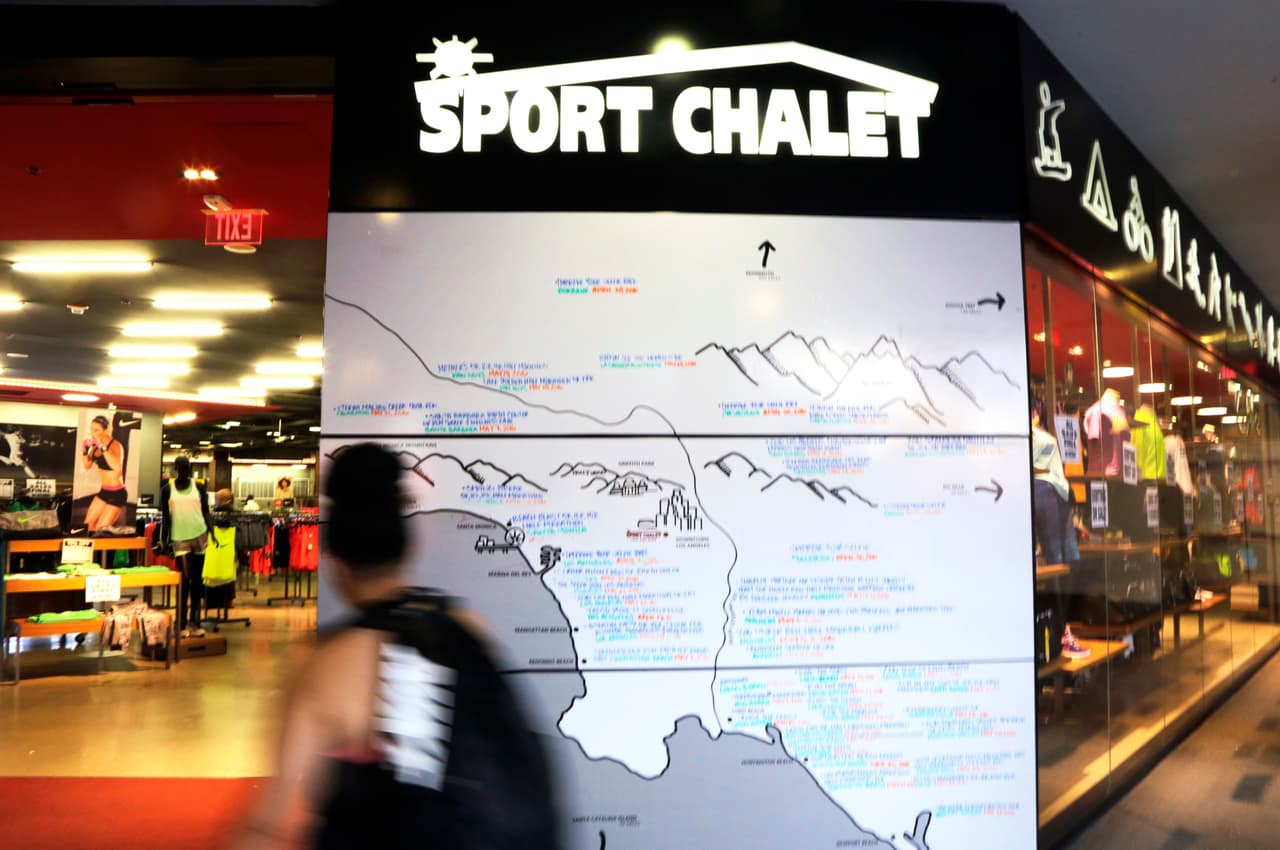 <b>Sport Chalet.</b> Esta cadena comenzó a funcionar en 1959 con una pequeña tienda de esquí en La Cañada Flintridge, cerca de Los Angeles, California. Durante 57 años funcionó como una empresa especializada en artículos deportivos y abrió decenas de tiendas. En abril de 2016,
<a href="https://www.facebook.com/pg/sportchalet/posts/">sorpresivamente anunció que las 47 tiendas cerrarían</a> y también su venta online.