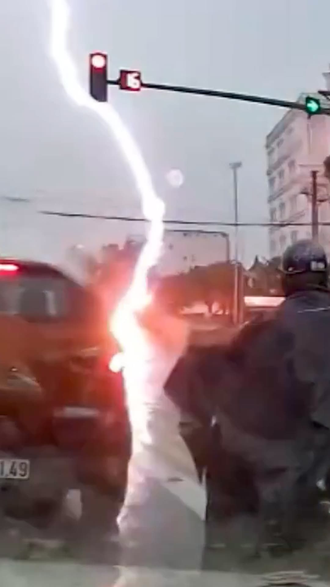 Una motociclista es impactada por un rayo