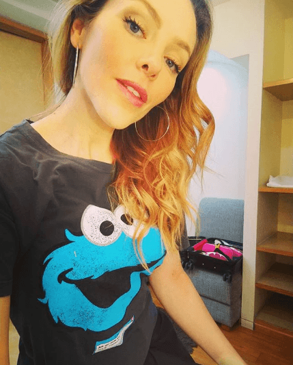 La actriz relató, en entrevista con la 
<a href="https://www.caras.com.mx/el-espia/erika-de-la-rosa-nos-comparte-en-exclusiva-que-esta-embarazada/" target="_blank">revista Caras</a>, cómo fue que se dio cuenta del embarazo: “Comencé a notarme diferente, más cansada que de costumbre, se me bajaba la presión además de que me enfermé de gripa. Y por último me dí cuenta que llevaba tres días de retraso y, sin decirle a mi marido, me hice la prueba de embarazo y resultó positiva”.
<br>