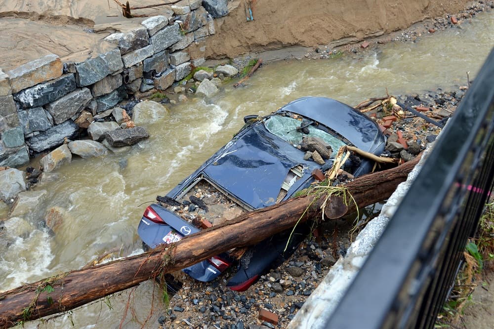 "Dicen que este tipo de inundaciones ocurre una vez cada 1,000 años. A nosotros nos ha tocado dos en dos años", afirmó Hogan a los medios locales.