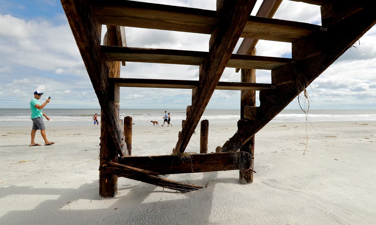 <b> 5. Playa de Jacksonville, Florida (41.74)</b>
<br> 
<br> En la mitad del ranking de peligrosidad está la playa de Jacksonville. Ha sido escenario de la devastación de potentes huracanes como Matthew, en 2016.
<br> 
<br>También fue el escenario de un sonado crimen. En febrero de 2022, Jared Bridegan, padre de cuatro hijos y ejecutivo de Microsoft, fue asesinado a tiros allí después de bajarse de su vehículo para retirar un neumático que había sido colocado deliberadamente en la carretera. Su hija de dos años estaba en el coche.
<br>
<br>Hace menos de una semana que un jurado de Florida declaró culpable a Mario Fernández Saldana del asesinato. El acusado estaba casado en aquel entonces con la exesposa de la víctima.