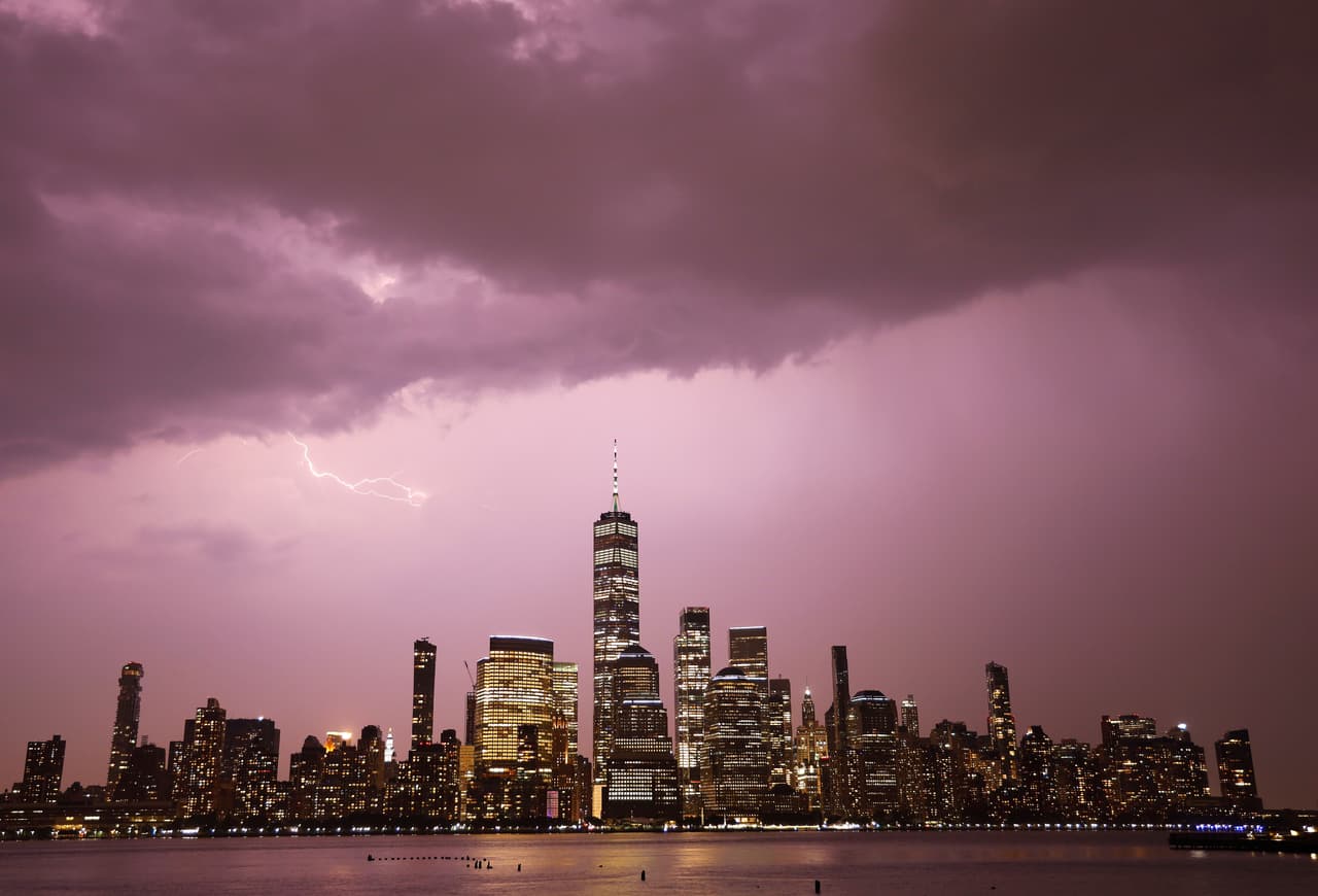 Mientras, una vigilancia de inundaciones repentinas está en efecto hasta el 9 de julio para el área tri-estatal debido a Elsa.