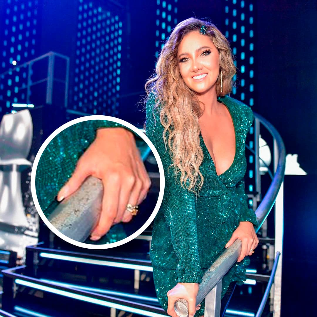 En una revisión que 
<b>Univision Famosos</b> hizo a las fotos más recientes de la modelo detectó esta imagen, fechada el pasado 17 de octubre, en donde se ve un anillo que se parece al de las características que desataron los rumores de boda entre la pareja.