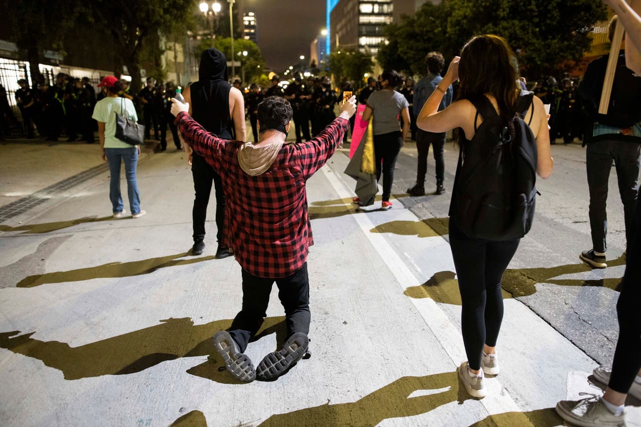 "Nuestra capacidad de tener una manifestación, expresar nuestros puntos de vista, nuestro enojo, nuestro disgusto desafortunadamente se convirtió en una situación rebelde con oficiales heridos, y daños a la propiedad", dijo Moore.