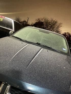 Joss AC captó una ligera capa de hielo que blanqueaba un vehículo, en San Antonio.