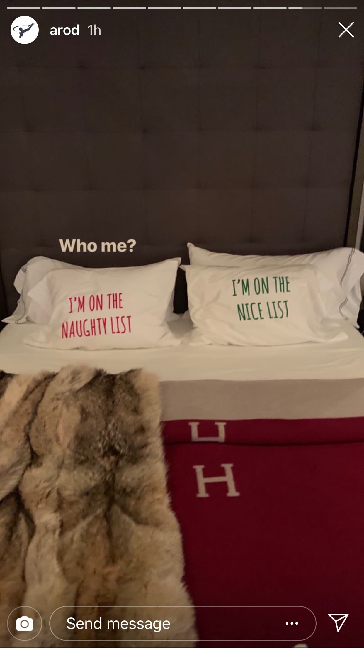 Más tarde, el expelotero capturó esta imagen, donde en el lado de su cama aparece una almohada con la frase: "Estoy en el listado de los mal portados", y escribió "¿Quién, yo?".