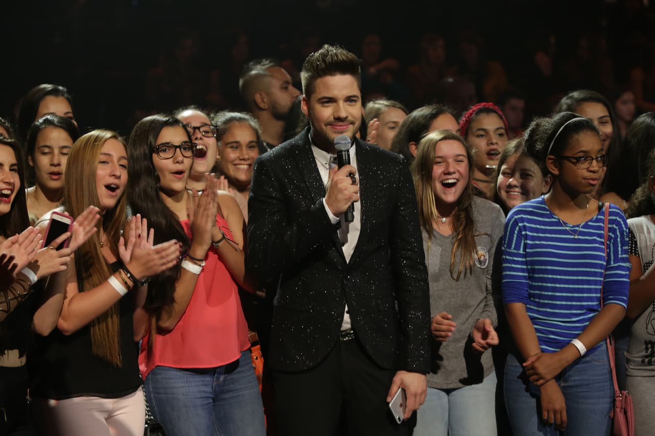 El guapo digital host de La Banda, William Valdés, compartió con las chicas que estaban frenéticas viendo los performances de los chicos.