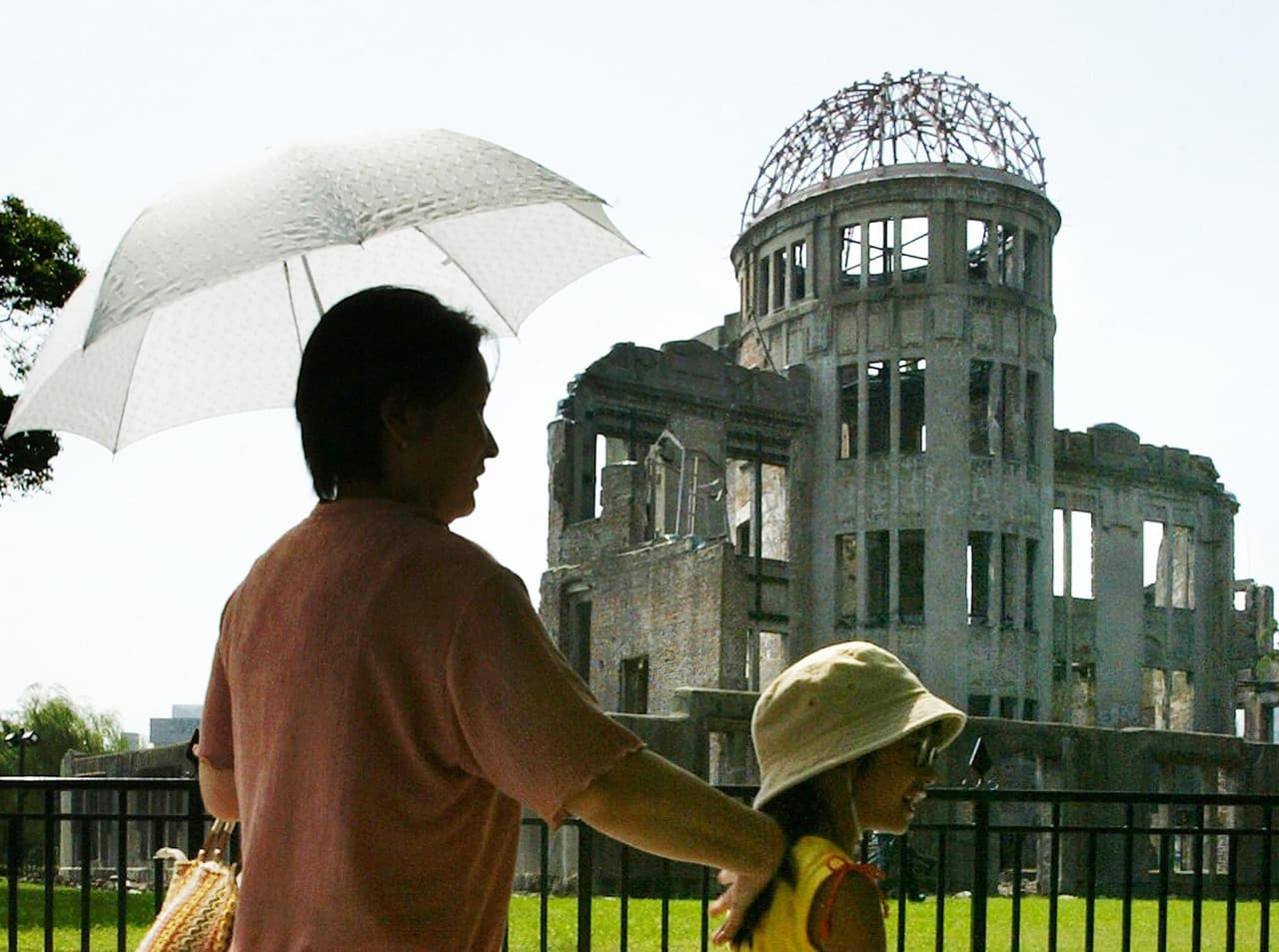 Una madre y su hija caminan frente al 'Domo de la bomba atómica', el 5 de agosto de 2003.
