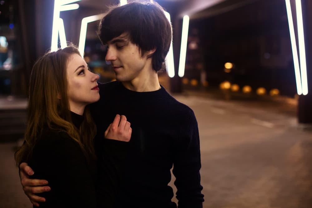 <b>Libra</b>
<br>
<b>Contradicciones, indecisiones</b>
<br>Las energías que proceden del eclipse son contradictorias lo cual acentúa la indecisión de tu signo librano. Lo más acertado es no emitir juicios u opiniones si no estás absolutamente seguro de lo que vas a decir, particularmente en el amor ya que hay un tono de inestabilidad emocional en tu entorno, que felizmente durará poco, pero que si lo alimentas con alguna discusión o pelea sin sentido estropearía una noche que debe ser de romanticismo y poesía, de arte, belleza y amor. Si te dicen algo que no te agrada contén tu respuesta.