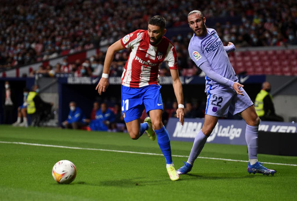 Con goles de Thomas Lemar y Luis Suárez, Atlético de Madrid vence 2-0 al Barcelona y empatan al Madrid en la cima de la tabla.