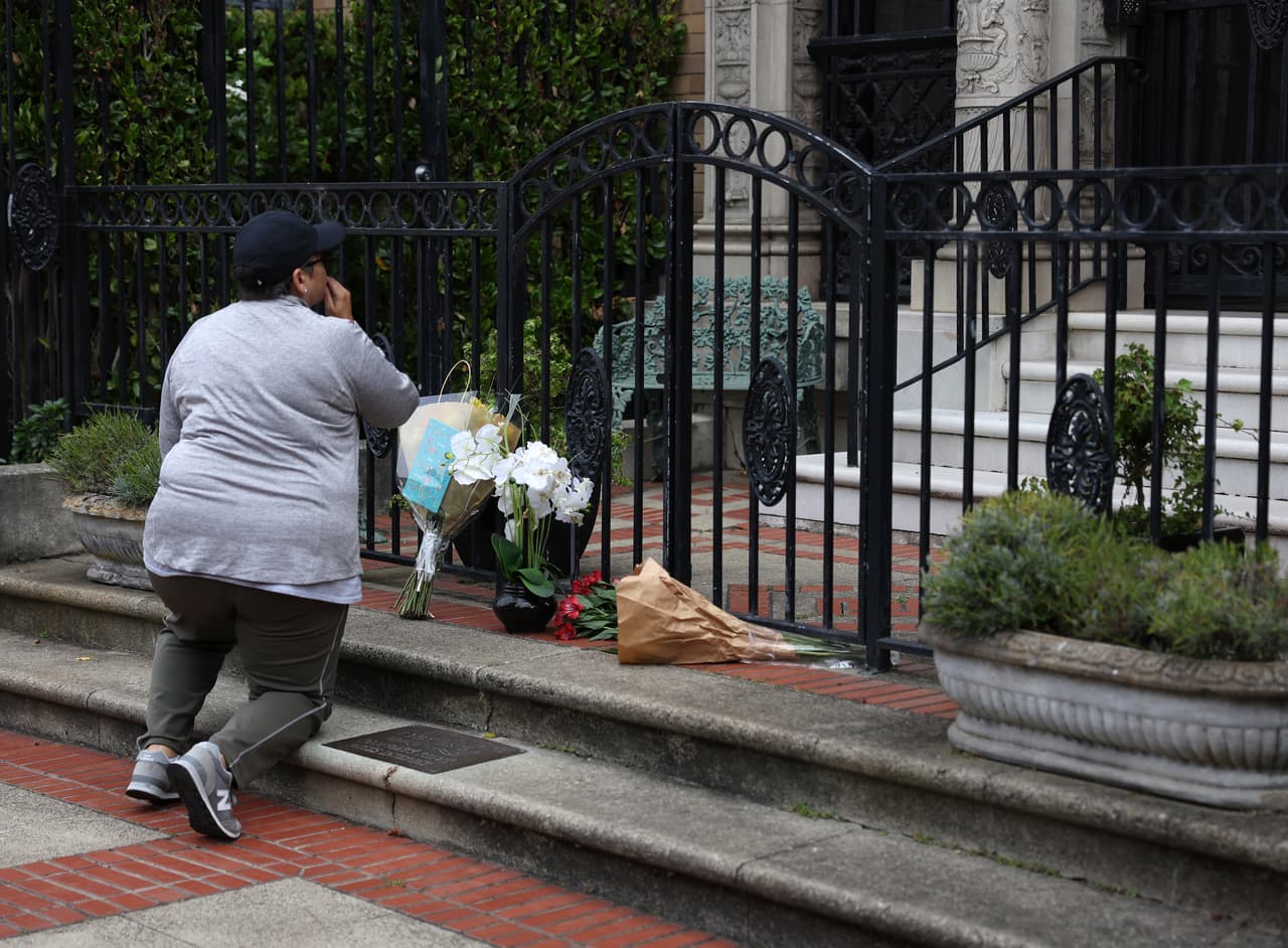 Evelyn Rodríguez se arrodilla en las escaleras frente a la casa de la senadora estadounidense Dianne Feinstein en San Francisco, California.