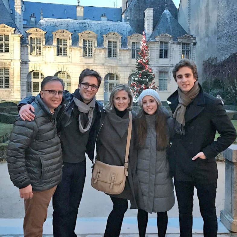 <b><a href="http://www.univision.com/temas/diego-boneta">Diego</a></b> ha crecido bajo un fuerte lazo familiar. Su padre es mexicano, su madre es nacida en Estados Unidos pero de origen puertorriqueño y español. Tiene dos hermanos con los que tiene una excelente relación.