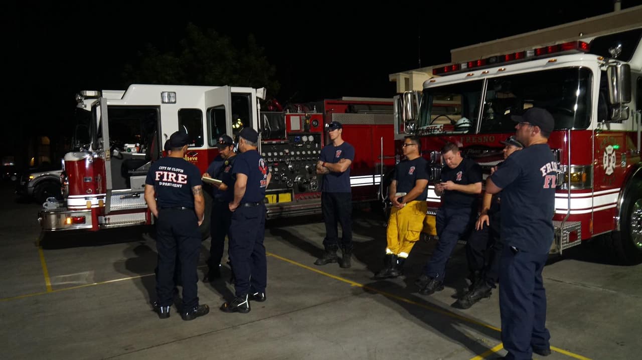 Cuerpo de Bomberos de Fresno se suma a las labores de rescate y ayuda tras los daños generados por el sismo 7.1 este viernes.