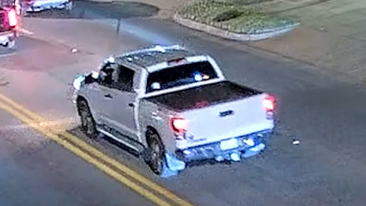 <h3 class="cms-H3-H3">El vehículo </h3>El sospechoso escapó en 
<b>una Toyota Tundra blanca, modelo 2012, con placas de Texas VJN-8340.</b>