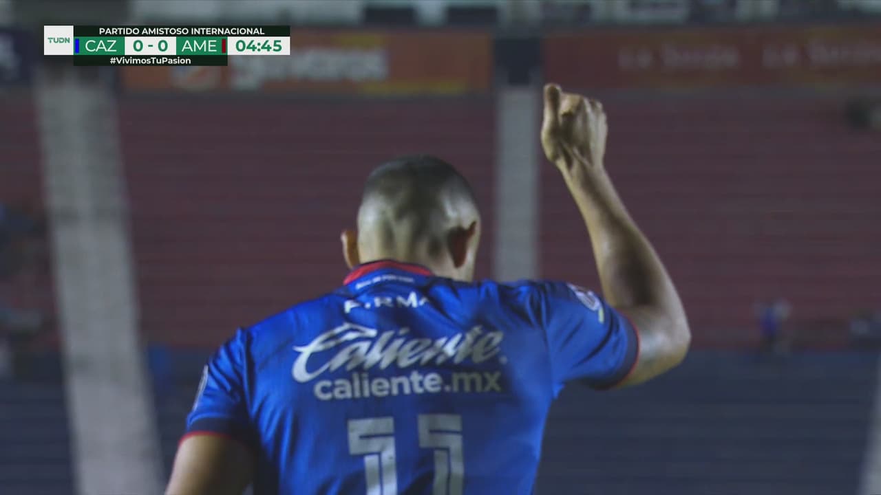 ¡Se estrena tocando el balón! Giakoumakis no pudo rematar ni asistir bien