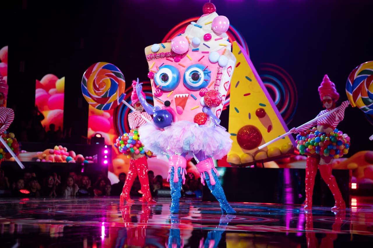 Además, confesó que le gusta la moda y le hubiera gustado dedicarse a esa carrera. Pastelito interpretó el éxito ‘TQG’, de Karol G y Shakira. Tras su actuación los investigadores mencionaron los nombres de Alma Cero, Nora Salinas, Alessandra Rosaldo y Yanet García.