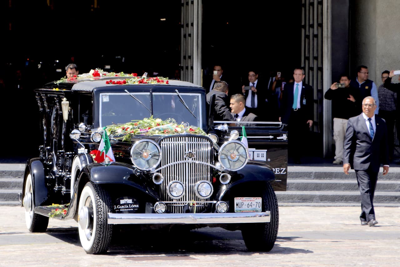 El inevitable adiós al príncipe comenzó con una caravana rumbo al Palacio de Bellas Artes, emblemático recinto donde admiradores y seres queridos se dieron cita para recibirlo.