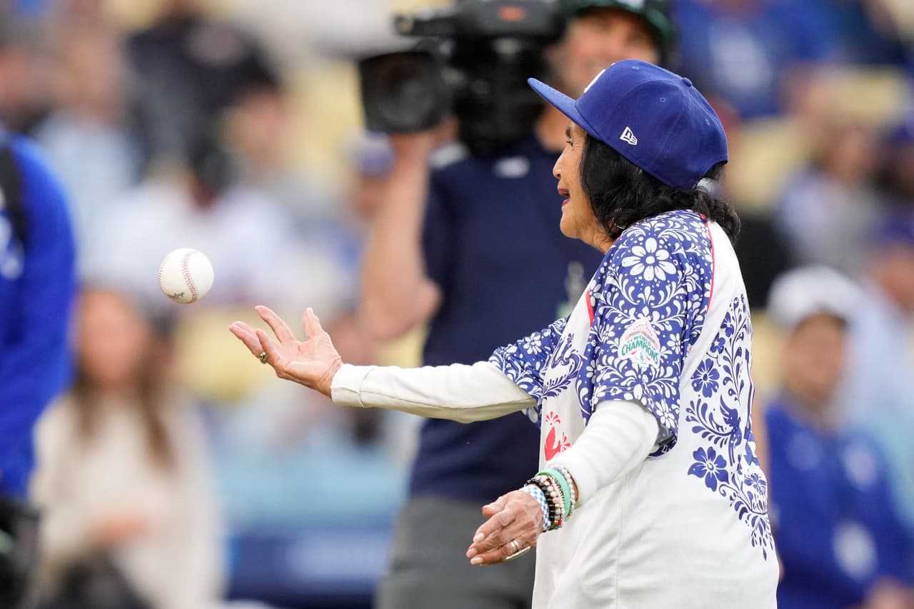 Huerta lanzar el primer lanzamiento ceremonial antes de un partido de béisbol entre los Dodgers de Los Ángeles y los Rockies de Colorado, el martes 26 de mayo de 2026, en Los Ángeles.