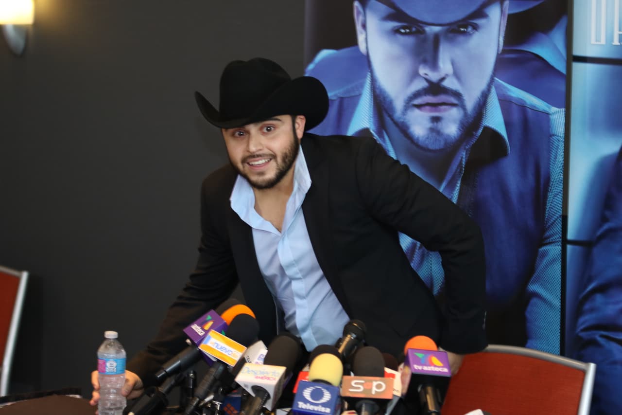 Pero mientras tanto, sus fans lo siguen apoyando, tanto que compite a Premio Lo Nuestro como Artista del Año en Música Regional Mexicana. ¿Triunfará?