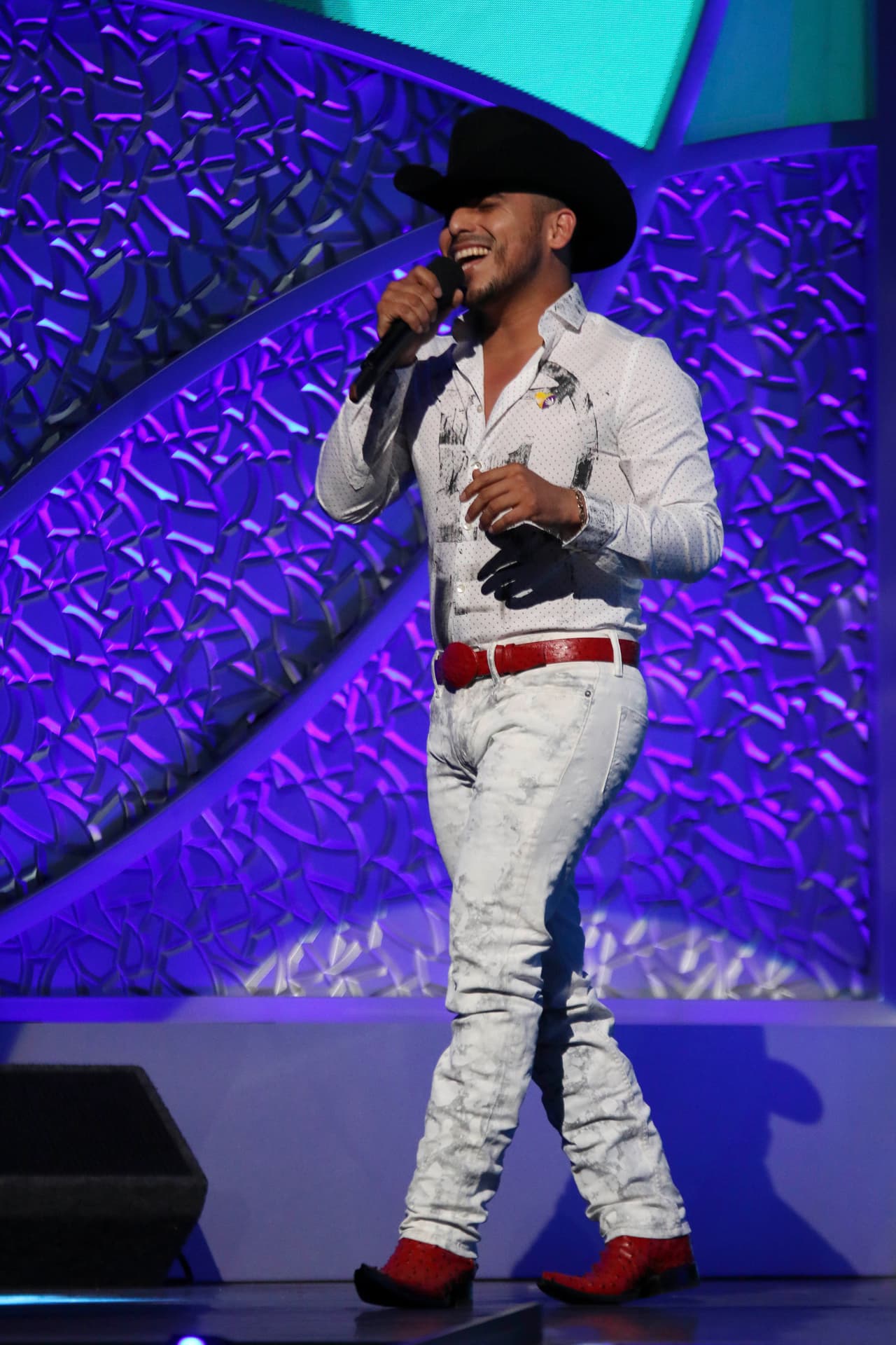 Es por eso que Espinoza Paz explicó: "Sí hay una responsabilidad, todos los artistas tenemos responsabilidad de llevar buenos ejemplos a los ciudadanos. Cada quien decide qué hacer con su carrera, con su vida..."