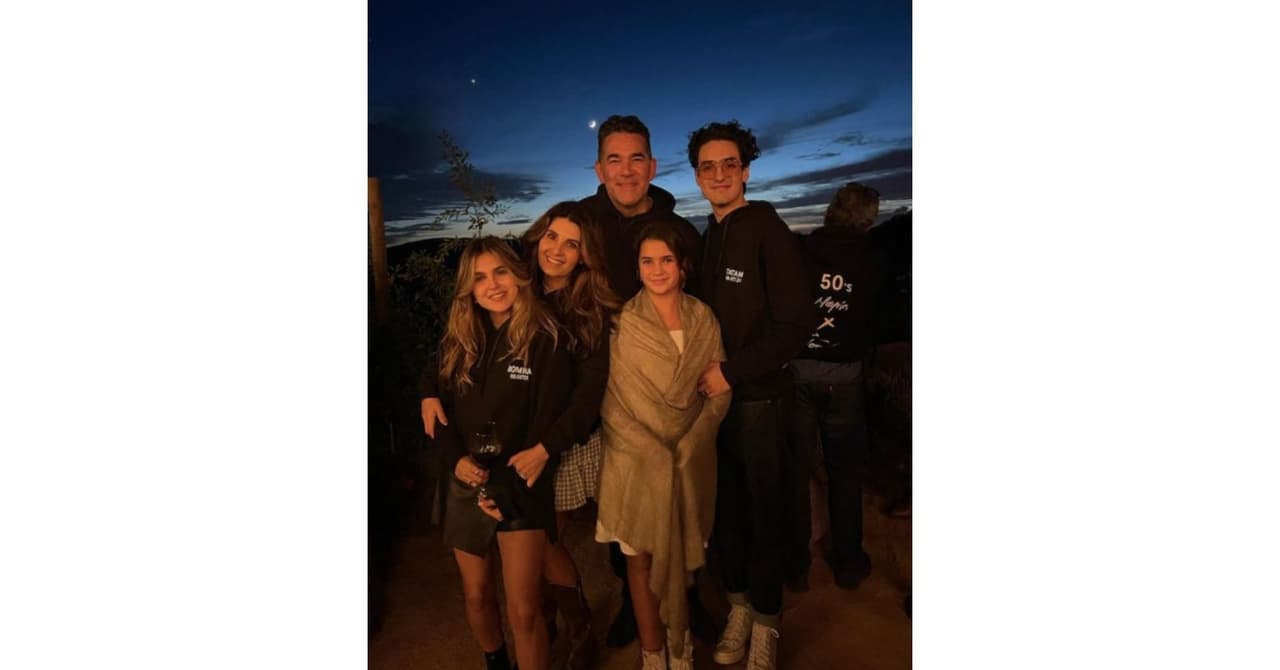 Eduardo Santamarina y Mayrín Villanueva con Romina, Sebastián y Julia