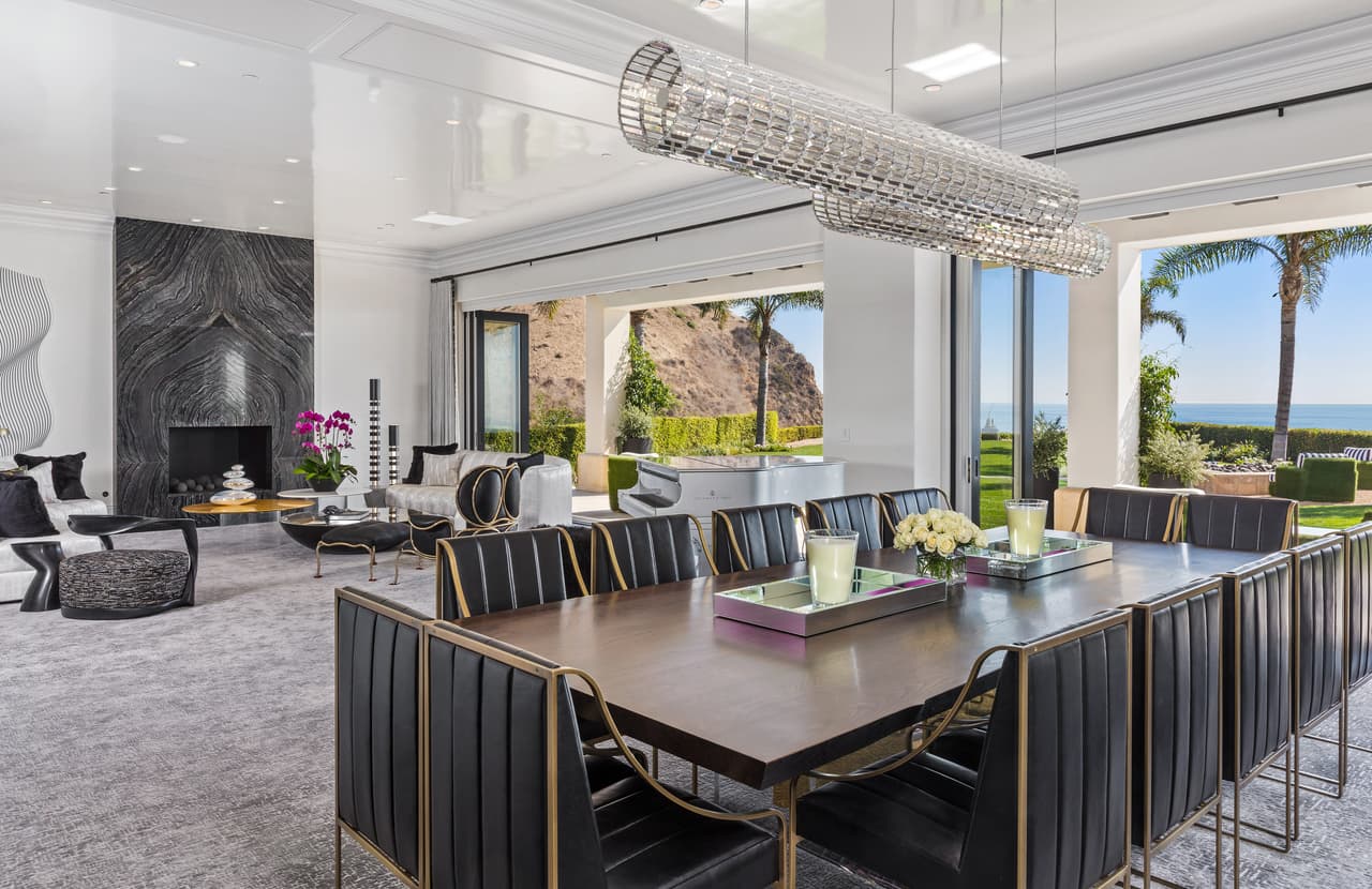 Este comedor parece perfecto para el clan Kardashian Jenner y uno que otro invitado.