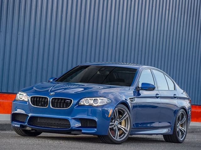 Puesto 5: BMW se prepara para reemplazar la actual generación del M5, con un modelo de tracción integral basado en el G30 de la Serie 5. Según CarBuzz, este modelo podría bajar su precio hasta los 25,000 dólares, a comparación con los 100,000 que cuesta uno nuevo.