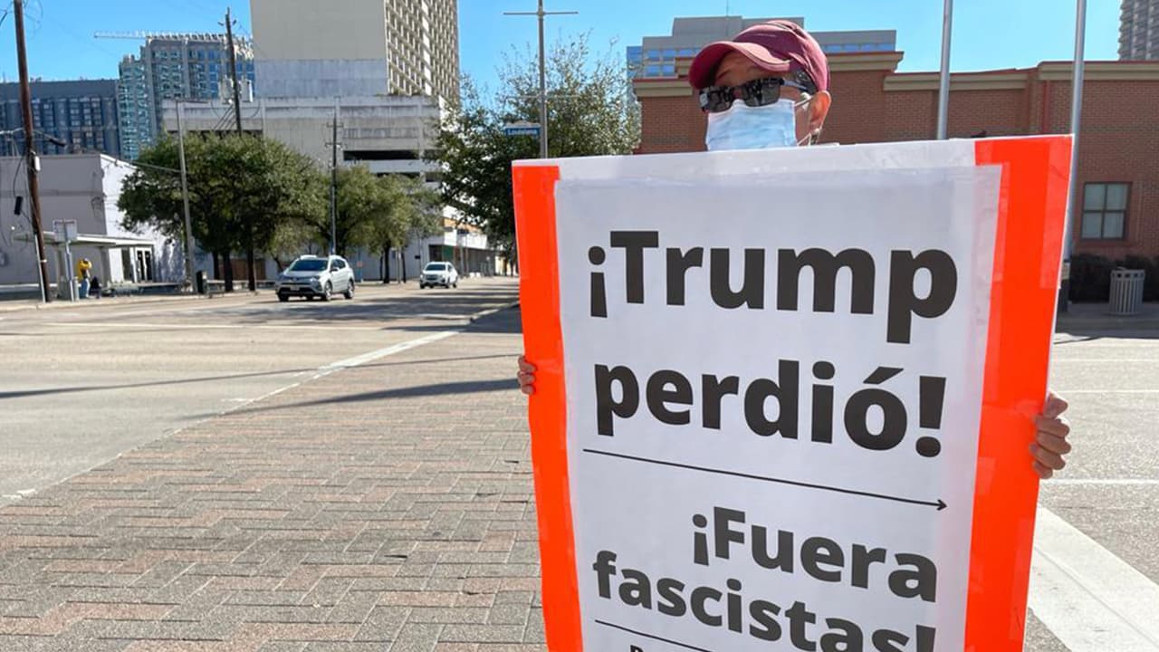 “Ahora, el Congreso debe cumplir con nuestra responsabilidad constitucional de completar el proceso de certificación del Colegio Electoral. Debemos, y estoy seguro de que lo haremos, una transición de poder pacífica y ordenada, de conformidad con la Constitución”, agrega el senador Cruz en el comunicado.