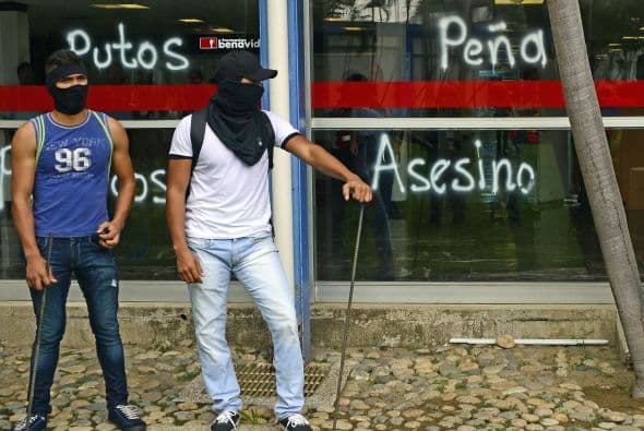 Estudiantes bloquearon durante tres horas la entrada y salida del aeropuerto.