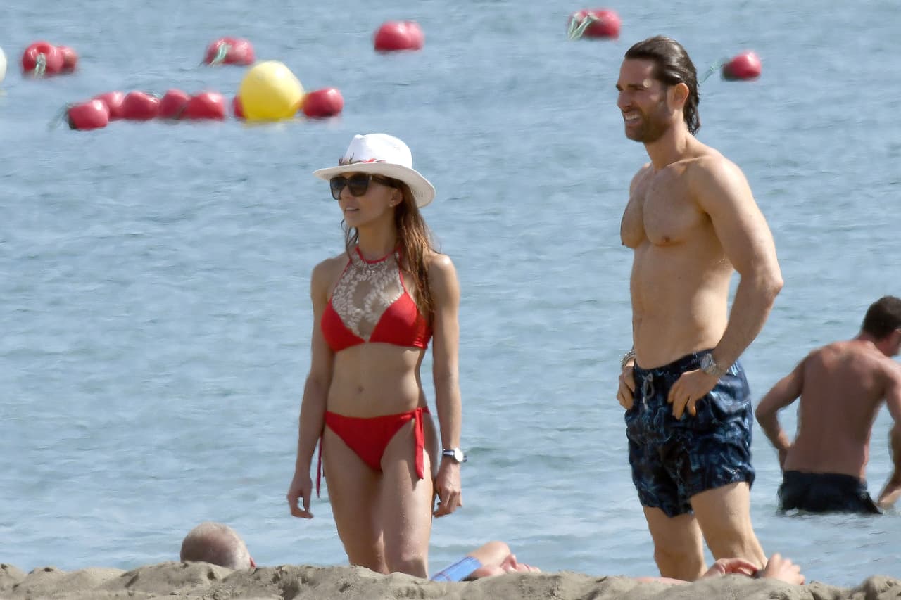 En las playas que visitan 
<b><a href="http://www.univision.com/programas/novelas/angelique-boyer-y-sebastian-rulli-cumpliran-tres-anos-de-amor-apoyando-a-victimas-del-temblor-fotos">Rulli y Angelique</a></b> siempre acaparan la atención al lucir en traje de baño.