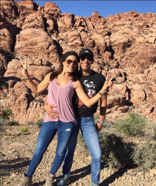 Johnny y Sandy llevan 24 años casados, están más enamorados que nunca y felices de ser una gran familia.