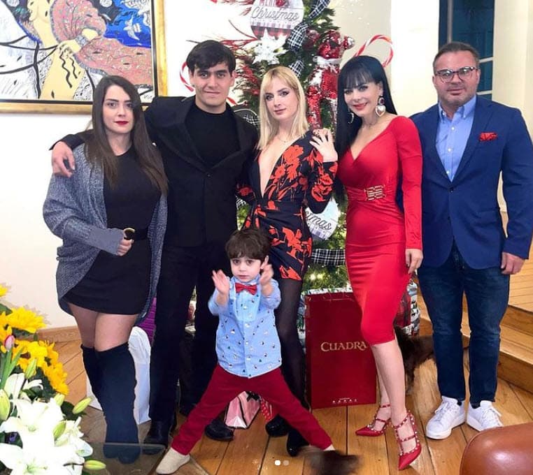 <b>Maribel Guardia</b> compartió esta fotografía familiar: "Mi familia y yo les deseamos una feliz Navidad rodeados de salud, amor y abundancia de bendiciones para ustedes y todos los que aman. Que sean tiempos de reflexión para valorar todas las bendiciones que tenemos en nuestras vidas. Gracias por el amor que me dan".