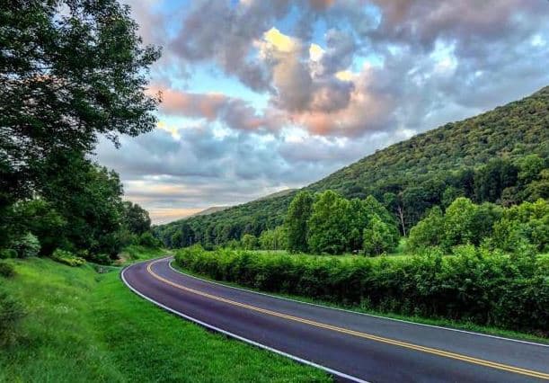 <b>VIAJA POR CARRETERA</b>. ¿Cuál es un mejor momento para empezar a planificar una escapada en auto? Decide lo que quieres ver, ya sea costa o montaña, ciudades o pueblos pequeños. Siga el camino panorámico Russell-Brasstown de 41 millas a través de las montañas o conduce por la US-17 hasta las comunidades costeras desde Richmond Hill hasta Darien. Trae tu propio automóvil o alquila una autocaravana que te permite dormir sobre sus ruedas en uno de los muchos campamentos del estado.