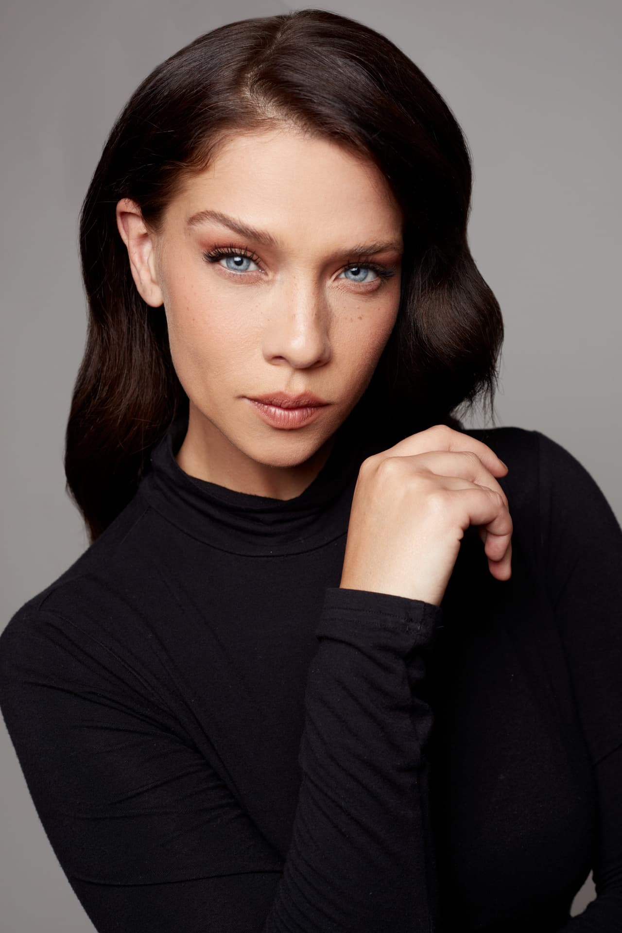 Carolina interpretó a Elisa Lazcano, una psicóloga que ayuda al personaje principal, Álex Guzmán (Manolo Cardona), a descubrir qué pasó en el pasado con su hermana Sara.