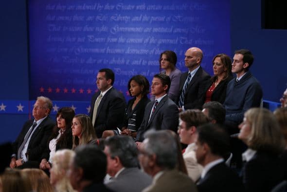 Durante el debate también trataron el tema del empleo, luego de una pregunta de un estudiante que les pidió soluciones para asegurarse que iba a tener trabajo tras su graduación.