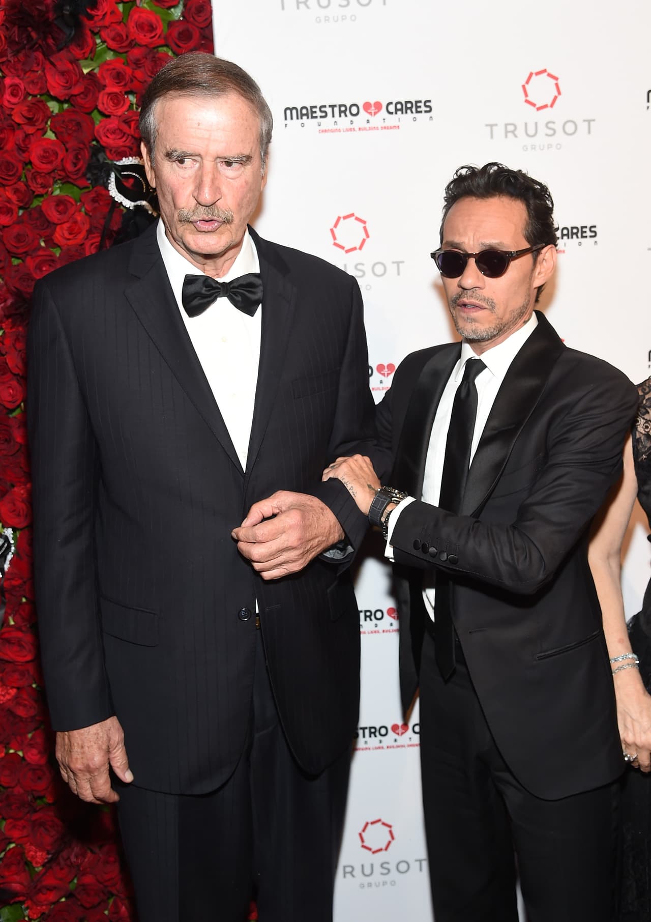 Vicente Fox, expresidente de México, 
<b>recibió el 'Premio Humanitario Maestro Cares' </b>por su labor en el Centro Fox, el cual apoya a 50,000 niños a través de atención médica y nutrición en México.