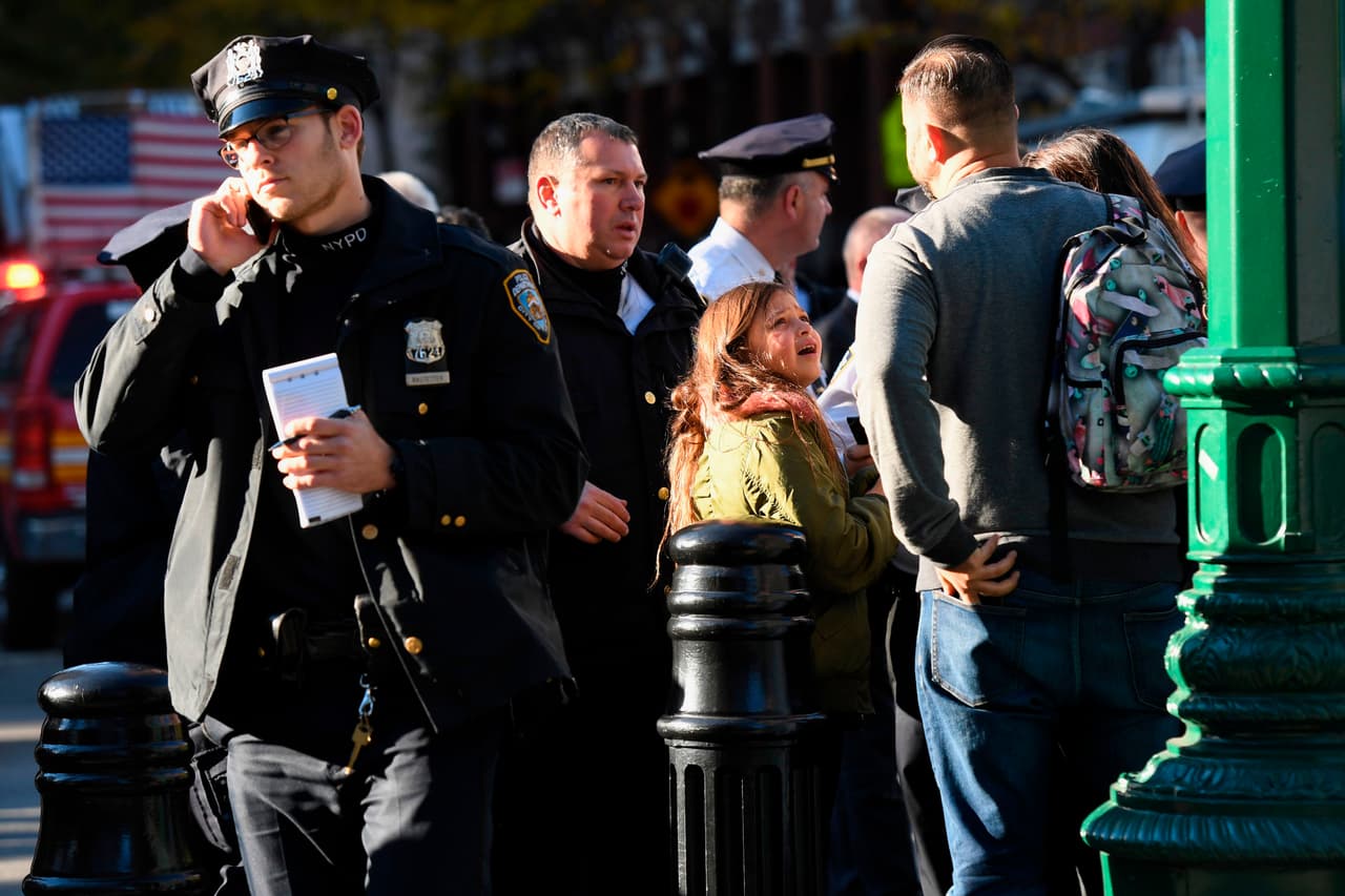 Algunas personas que se encuentran en la zona lucen afectadas por el suceso. 
<br>