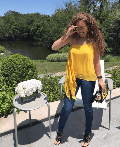 Pero en esta ocasión, Thalía capturó la atención de sus miles de fans y todo gracias a un atuendo más íntimo.