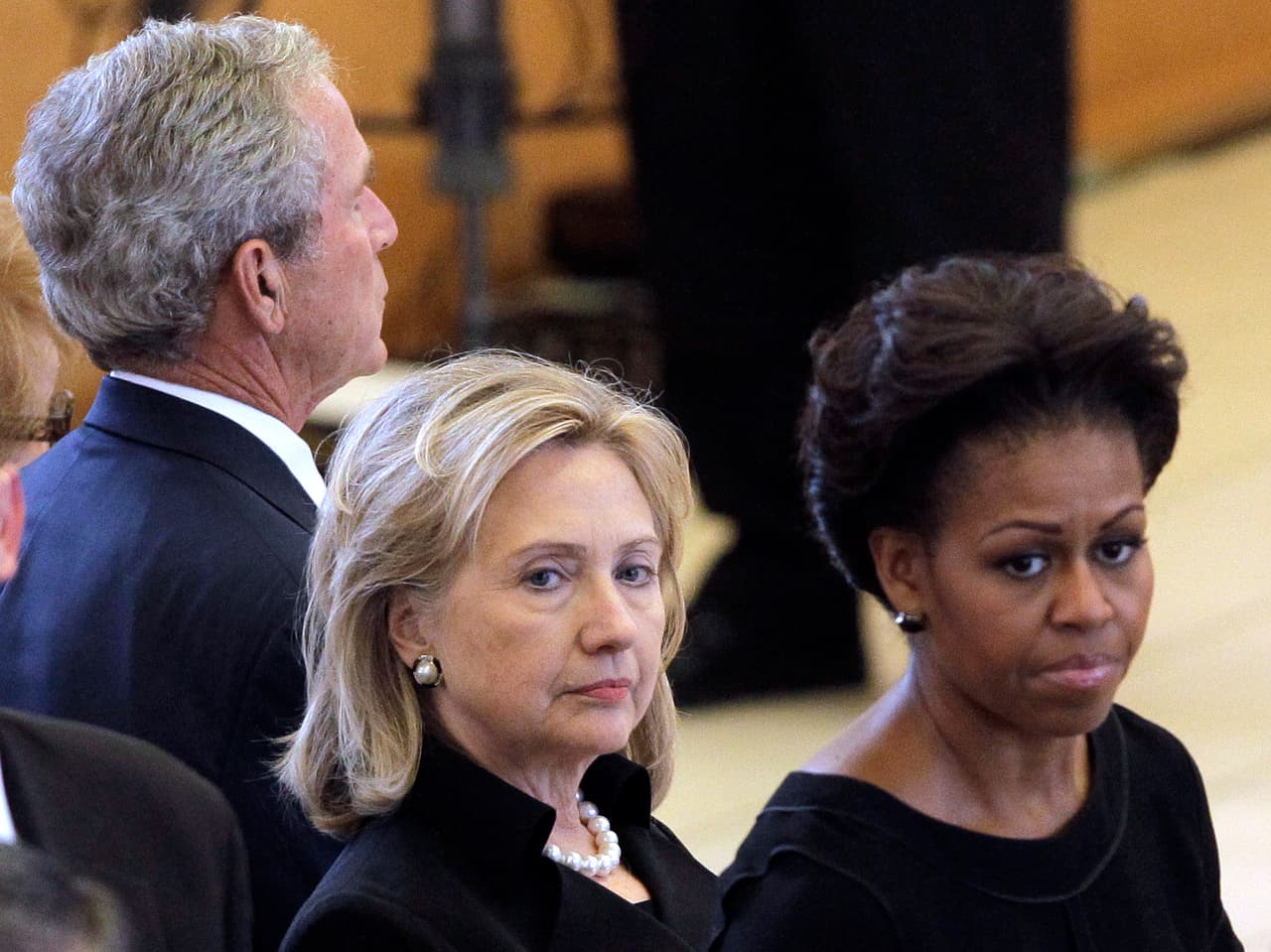 En el funeral de Betty Ford, en la iglesia de Santa Margarita, en 2011 se sentaron hombro a hombro con sus trajes de luto. Mientras la Secretaria de Estado dejaba crecer su pelo (que a veces le condenaron por llevar un poco desaliñado), Michelle Obama llevaba el suyo más corto que nunca.