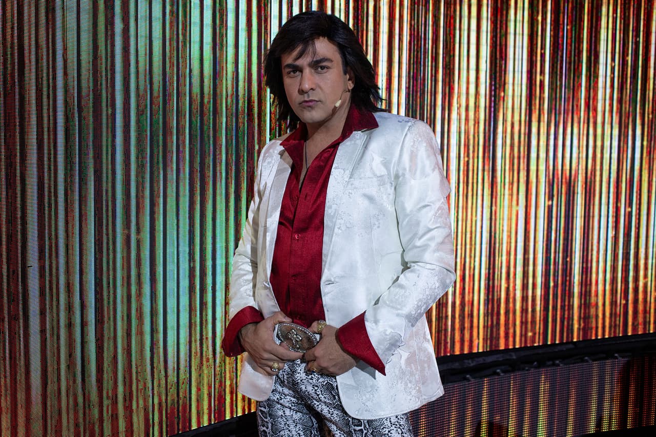 El querido Albertano Santacruz, siempre posando con mucho estilo y presumiendo su combinación para esa primera noche. La camisa roja y el blazer en color blanco, hicieron un buen contraste.